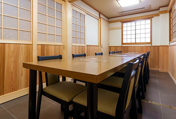 2階テーブル席可変式個室レイアウトの一例「松+竹の間」。（12名様仕様）