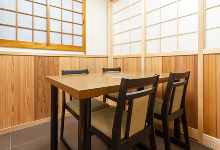 最大4名様までご利用可能なテーブル席の完全個室「竹の間」。